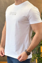 Camiseta Textura Branca com Logo Acostamento